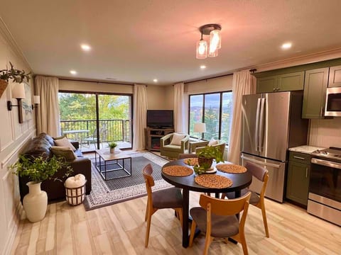 Quiet GT Resort Condo-Great Views & Full Kitchen