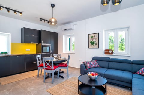 House STiKA - Unit 376048-13