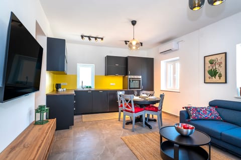 House STiKA - Unit 376048-13