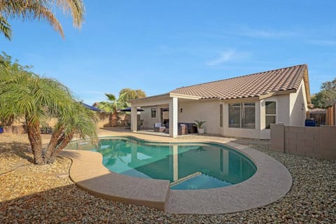 Before booking, please see "additional rules" for pool and backyard area owner release of liability.
