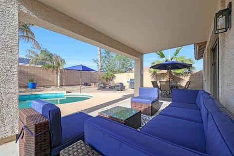 Enjoy and drink and watch the kids in the pool while sitting on the outdoor sectional.
Before booking, please see "additional rules" for pool and backyard area owner release of liability.