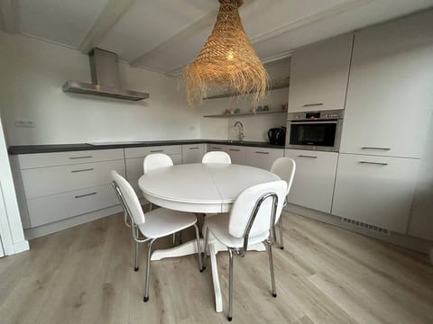 Lakeside Cottage De Rijd