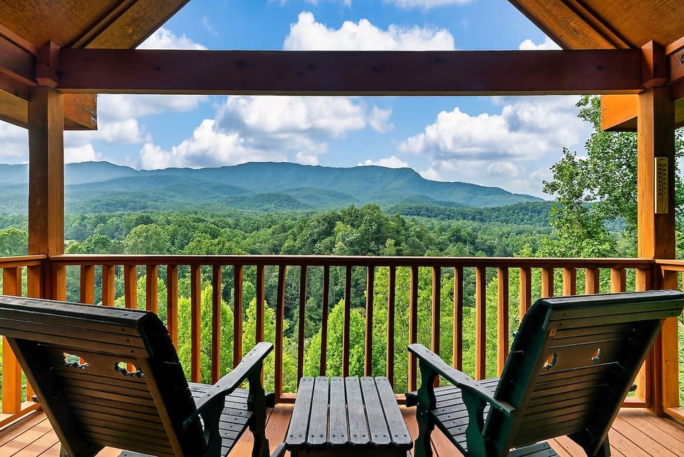 Scenic Paradise: Mtn Views, Hot Tub, Sleeps 16 image 1