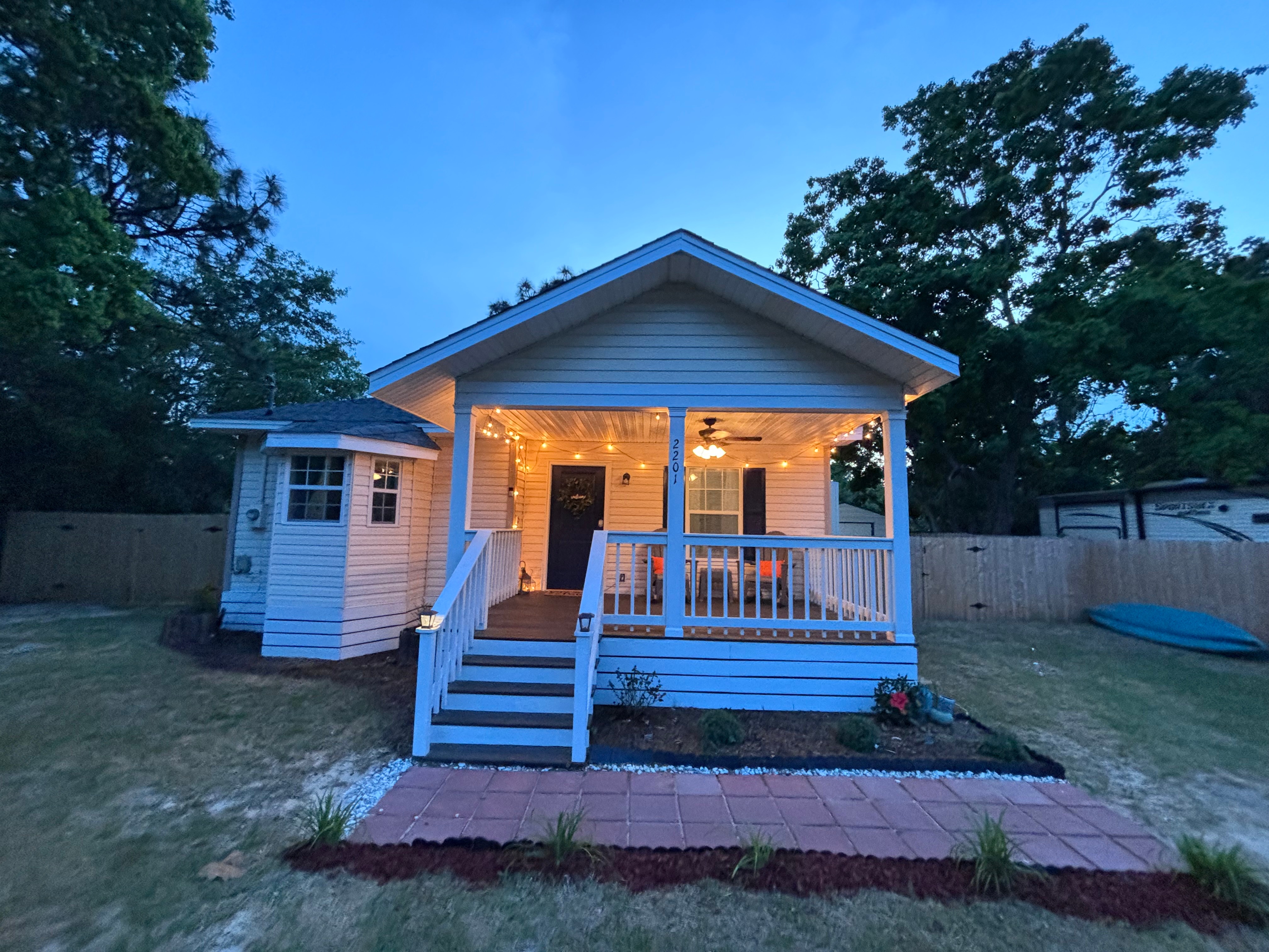 Cottage with fenced in yard, dog friendly 