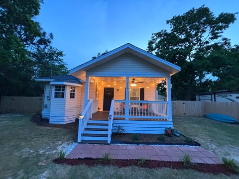 Cottage with fenced in yard, dog friendly 