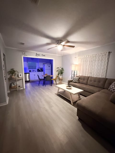 Cottage with fenced in yard, dog friendly 