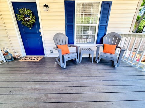 Cottage with fenced in yard, dog friendly 