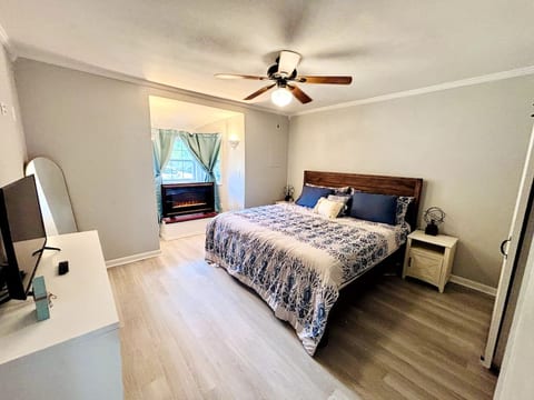 Cottage with fenced in yard, dog friendly 