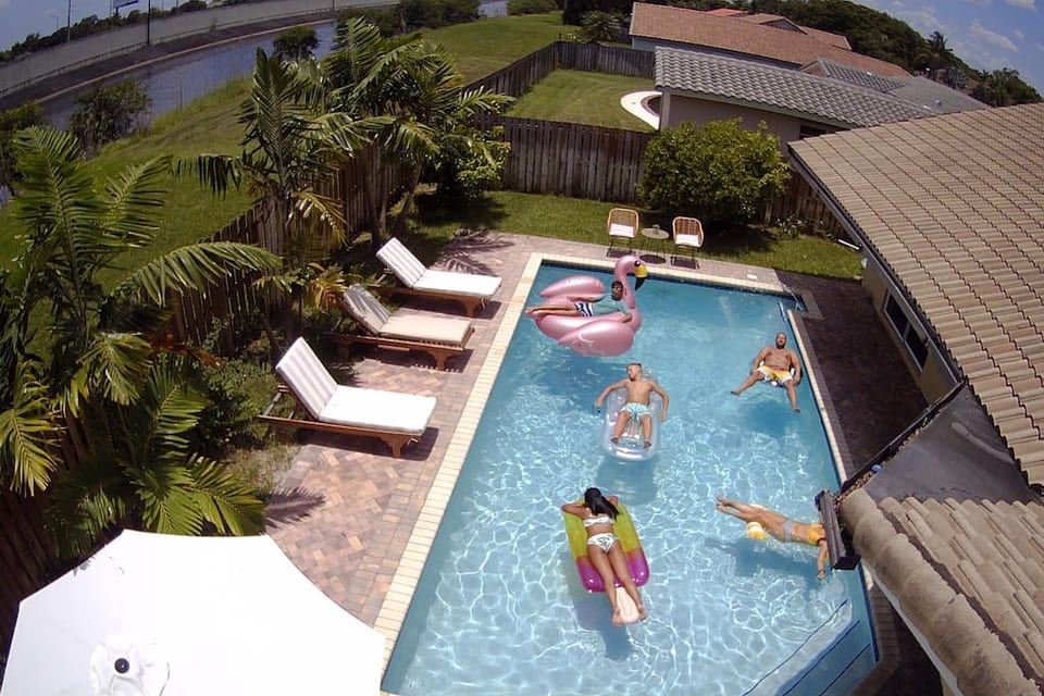 Welcome to your next family vacation in the Fort Lauderdale area! Our spacious 4 bedroom, 3 full bathroom home is perfect for larger families/groups looking to relax!
Close to FLL airport and easy access to shopping & beaches! Amazing Pool.
