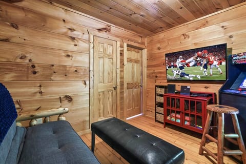 Comfortable/Cozy/Great Location: Bear Paw Lodge