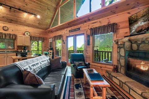 Comfortable/Cozy/Great Location: Bear Paw Lodge