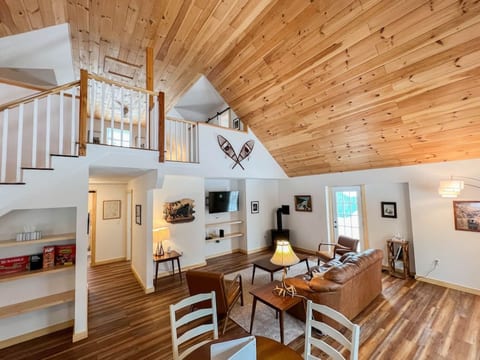 White Mountain Dream Cabin | 4 Acres  + Hot Tub
