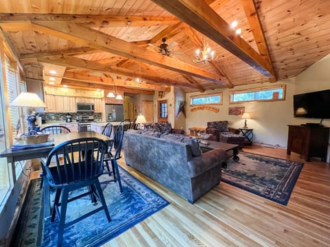 The Cranmore Mountain Cabin | Walk to North Conway