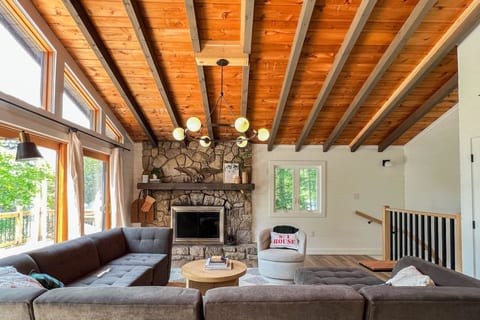 Mountainside Chalet | Modern, Spacious + Central!