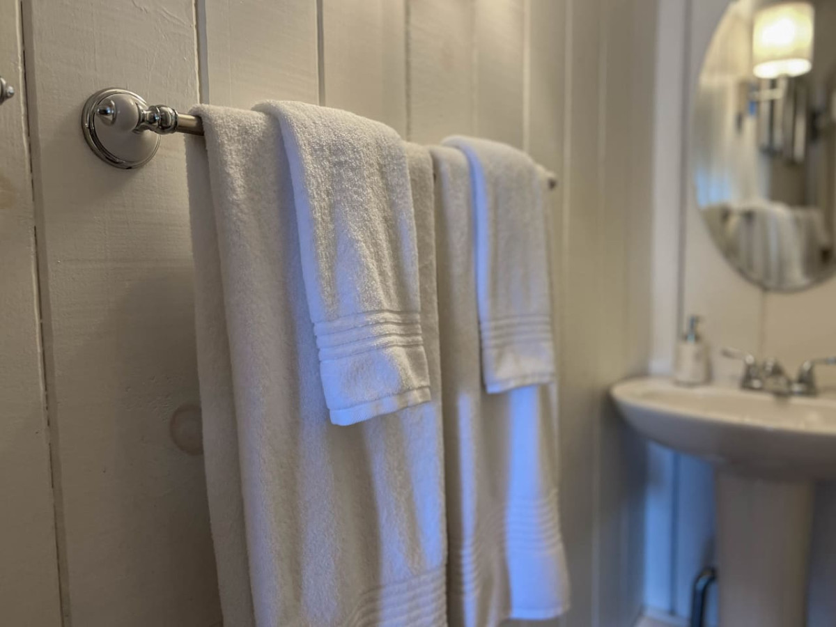 heartwood-or-lakeside-retreat-with-incredible-views/