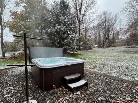 Fowler Farmhouse |Downtown | Beach | Hot tub | Outdoor Oasis!