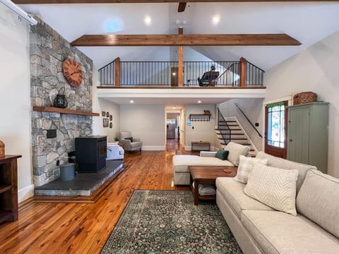 Fowler Farmhouse |Downtown | Beach | Hot tub | Outdoor Oasis!