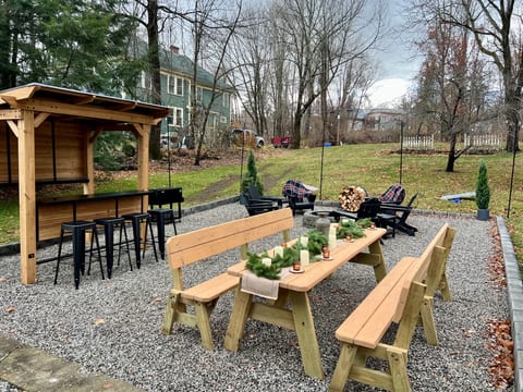 Fowler Farmhouse |Downtown | Beach | Hot tub | Outdoor Oasis!