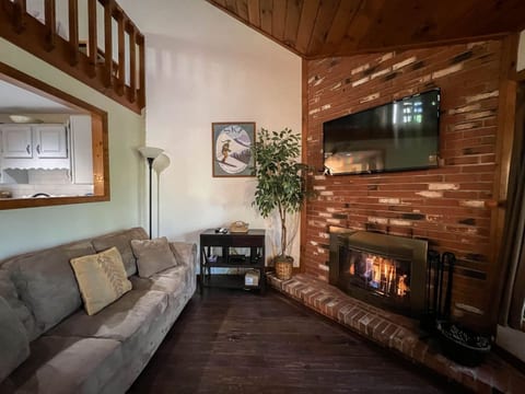 The Stonehurst Getaway | Central, Spacious & Fun!