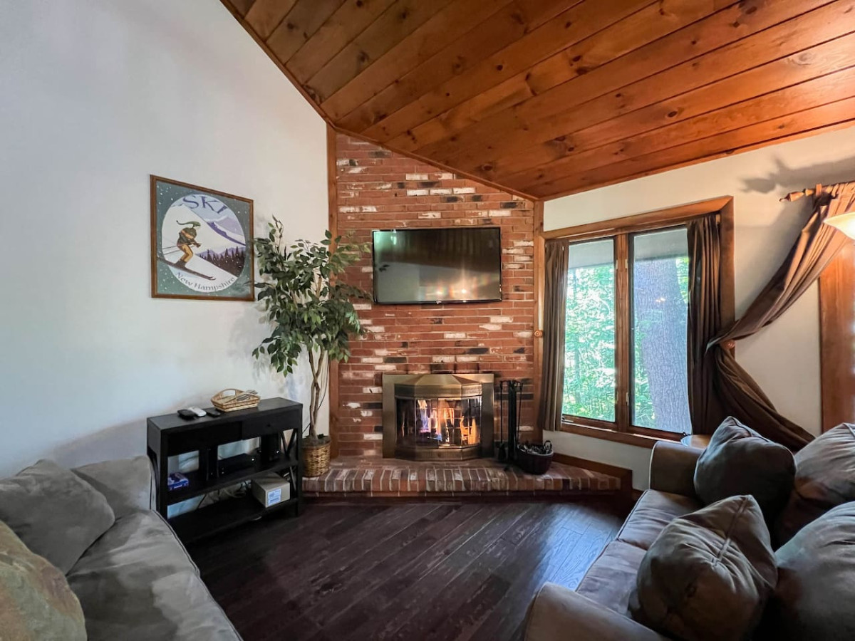 The Stonehurst Getaway | Central, Spacious & Fun!