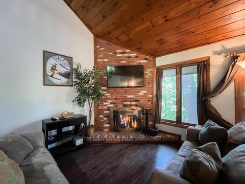The Stonehurst Getaway | Central, Spacious & Fun!