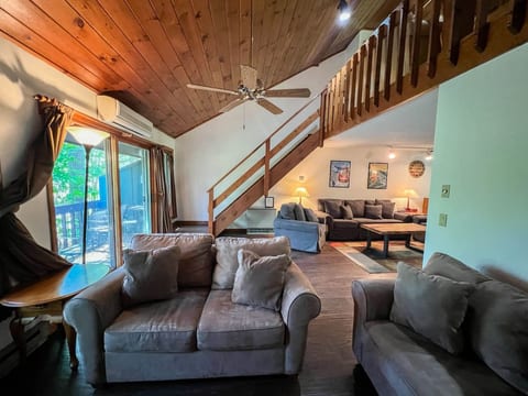 The Stonehurst Getaway | Central, Spacious & Fun!