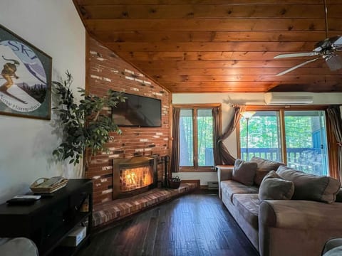 The Stonehurst Getaway | Central, Spacious & Fun!