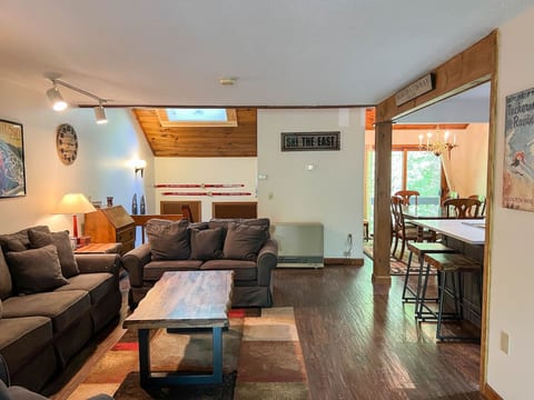 The Stonehurst Getaway | Central, Spacious & Fun!