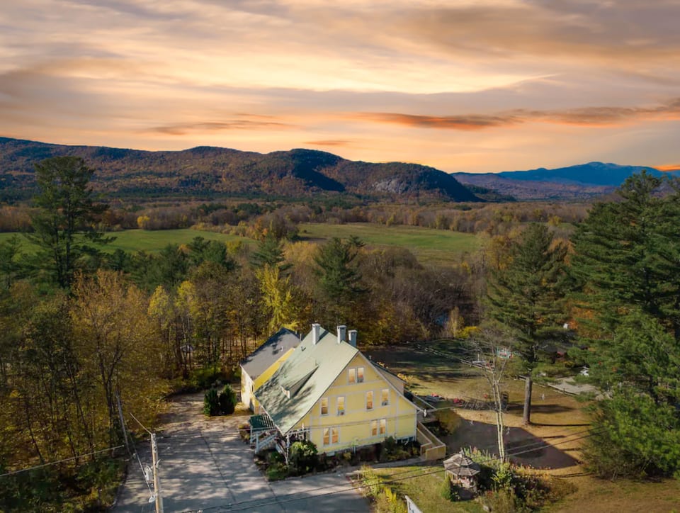 North Conway Getaway | Hot Tub, Pool & Sleeps 25! - North Conway