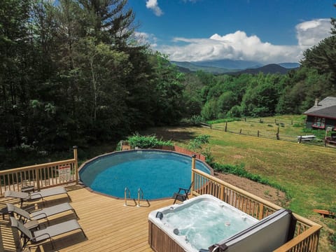 North Conway Getaway | Hot Tub, Pool & Sleeps 25!