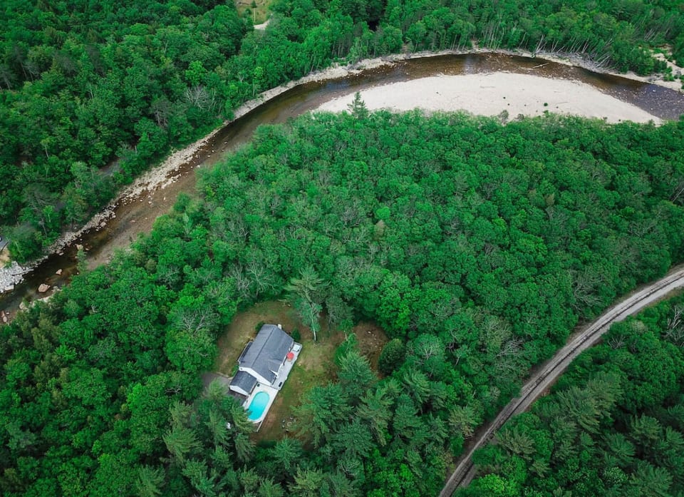 RIVERSBEND | Accès privé à la rivière, piscine, bain à remous - Bartlett