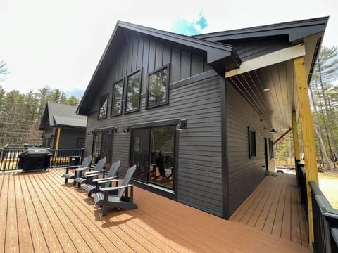 New Luxe 4BR/3BA Home in the Heart of the Valley!