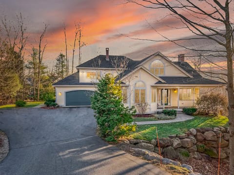 The European Estate | Views, Hot Tub, Sauna & Gym