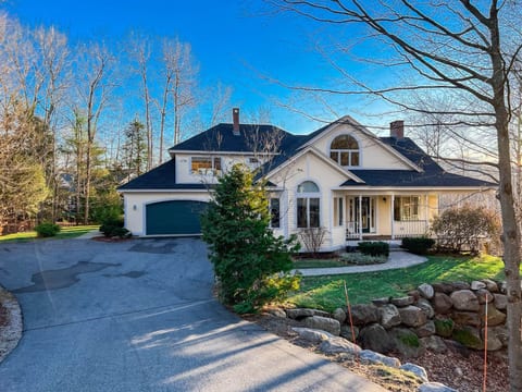 The European Estate | Views, Hot Tub, Sauna & Gym