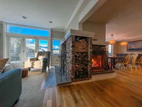 Iron Mountain House | Breathtaking Views | Hot tub