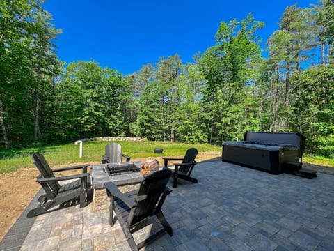 Spacious Family Getaway | New, Peaceful + Hot tub!