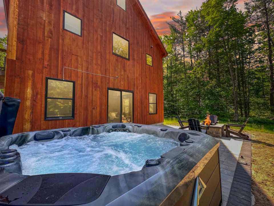 Spacious Family Getaway | New, Peaceful + Hot tub! - North Conway