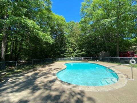 Cozy White Mtn Getaway | River + Pool + A/C