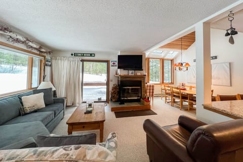 Ski-in/Ski-out Slopeside Attitash Family Home ⛷