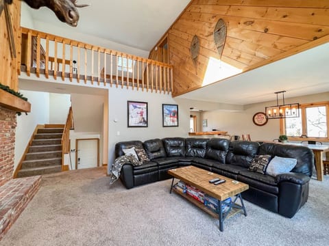 Woodland Retreat | Spacious Family Home + Modern!