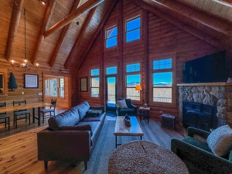 Peak View Cabin | Views | Spacious | 23 Acres