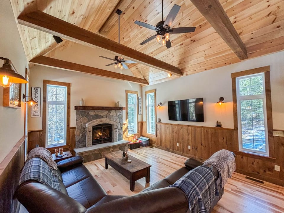 The Oxford House | Custom Built Eidelweiss Getaway - Madison