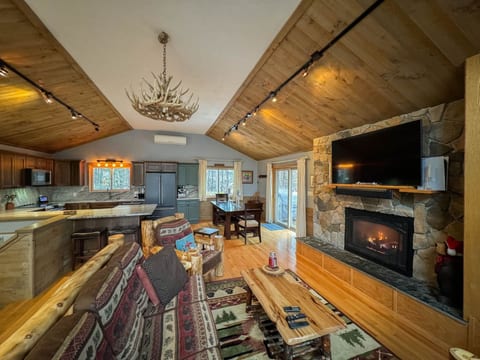 Granite Peak | Spacious Family Home with Hot Tub