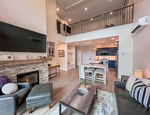 Cranmore Escape | Modern, Walk to Town, Pool!