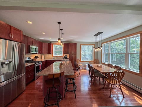 The Moat House | North Conway Getaway w/ Hot Tub
