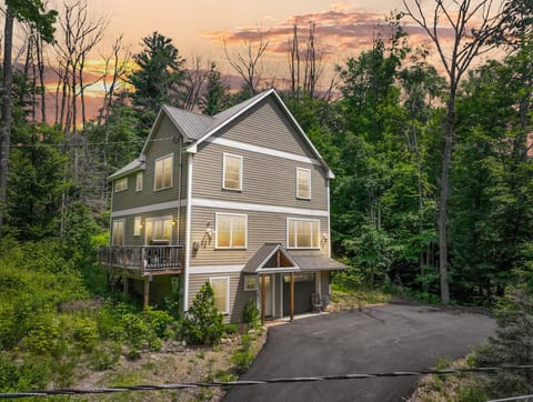 The Moat House | North Conway Getaway w/ Hot Tub