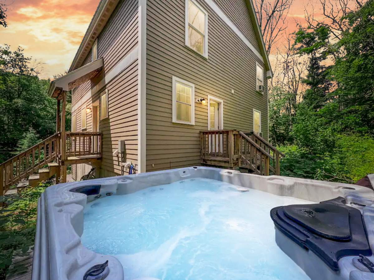 The Moat House | North Conway Getaway w/ Hot Tub