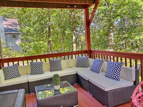 Lakefront home in Saw Creek Estates, Bushkill