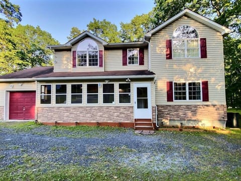 Poconos House - 4BR house in Saw Creek, Bushkill