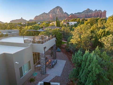 Red Rock Leisure | 360° Views, Hot Tub & Rooftop